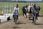 Ruinerwold 3 augustus 2022
Boer Evert met zijn nieuwe vriendin Maud bij zijn boerderij . Matthijs Albers was mee.