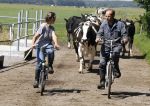 Ruinerwold 3 augustus 2022
Boer Evert met zijn nieuwe vriendin Maud bij zijn boerderij . Matthijs Albers was mee.
