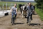 Ruinerwold 3 augustus 2022
Boer Evert met zijn nieuwe vriendin Maud bij zijn boerderij . Matthijs Albers was mee.