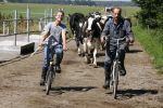 Ruinerwold 3 augustus 2022
Boer Evert met zijn nieuwe vriendin Maud bij zijn boerderij . Matthijs Albers was mee.