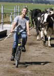 Ruinerwold 3 augustus 2022
Boer Evert met zijn nieuwe vriendin Maud bij zijn boerderij . Matthijs Albers was mee.