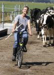 Ruinerwold 3 augustus 2022
Boer Evert met zijn nieuwe vriendin Maud bij zijn boerderij . Matthijs Albers was mee.