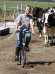 Ruinerwold 3 augustus 2022
Boer Evert met zijn nieuwe vriendin Maud bij zijn boerderij . Matthijs Albers was mee.