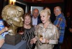 Den Haag 2 september 2022
Onthulling beeld Anneke Gronloh in de schouwburg van Den Haag . Conny Vink kwam met haar man