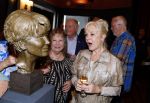Den Haag 2 september 2022
Onthulling beeld Anneke Gronloh in de schouwburg van Den Haag . Conny Vink kwam met haar man