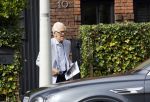 Amsterdam 21 augustus 2022
Cor Boonstra en zijn vrouw Hansje arriveren in hun Bentley bij hun huis