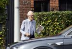 Amsterdam 21 augustus 2022
Cor Boonstra en zijn vrouw Hansje arriveren in hun Bentley bij hun huis