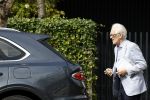 Amsterdam 21 augustus 2022
Cor Boonstra en zijn vrouw Hansje arriveren in hun Bentley bij hun huis