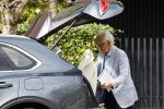 Amsterdam 21 augustus 2022
Cor Boonstra en zijn vrouw Hansje arriveren in hun Bentley bij hun huis