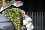 Amsterdam 21 augustus 2022
Cor Boonstra en zijn vrouw Hansje arriveren in hun Bentley bij hun huis