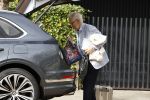 Amsterdam 21 augustus 2022
Cor Boonstra en zijn vrouw Hansje arriveren in hun Bentley bij hun huis