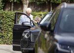 Amsterdam 21 augustus 2022
Cor Boonstra en zijn vrouw Hansje arriveren in hun Bentley bij hun huis