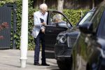 Amsterdam 21 augustus 2022
Cor Boonstra en zijn vrouw Hansje arriveren in hun Bentley bij hun huis
