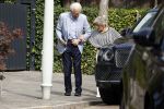 Amsterdam 21 augustus 2022
Cor Boonstra en zijn vrouw Hansje arriveren in hun Bentley bij hun huis