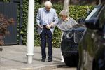 Amsterdam 21 augustus 2022
Cor Boonstra en zijn vrouw Hansje arriveren in hun Bentley bij hun huis