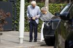 Amsterdam 21 augustus 2022
Cor Boonstra en zijn vrouw Hansje arriveren in hun Bentley bij hun huis