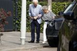 Amsterdam 21 augustus 2022
Cor Boonstra en zijn vrouw Hansje arriveren in hun Bentley bij hun huis
