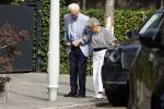 Amsterdam 21 augustus 2022
Cor Boonstra en zijn vrouw Hansje arriveren in hun Bentley bij hun huis