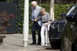 Amsterdam 21 augustus 2022
Cor Boonstra en zijn vrouw Hansje arriveren in hun Bentley bij hun huis