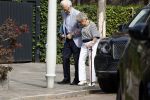 Amsterdam 21 augustus 2022
Cor Boonstra en zijn vrouw Hansje arriveren in hun Bentley bij hun huis