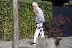 Amsterdam 21 augustus 2022
Cor Boonstra en zijn vrouw Hansje arriveren in hun Bentley bij hun huis
