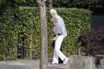 Amsterdam 21 augustus 2022
Cor Boonstra en zijn vrouw Hansje arriveren in hun Bentley bij hun huis