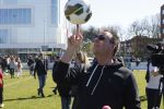 Utrecht 27 maart 2022
Bij voetbalclub DHSC in Utrecht wordt een dag georganiseerd waar geld opgehaald wordt voor Ukraine. Edward v Cuilenborg met videocamera