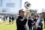 Utrecht 27 maart 2022
Bij voetbalclub DHSC in Utrecht wordt een dag georganiseerd waar geld opgehaald wordt voor Ukraine. Edward v Cuilenborg met videocamera