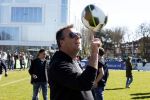 Utrecht 27 maart 2022
Bij voetbalclub DHSC in Utrecht wordt een dag georganiseerd waar geld opgehaald wordt voor Ukraine. Edward v Cuilenborg met videocamera