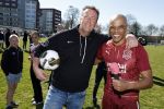 Utrecht 27 maart 2022
Bij voetbalclub DHSC in Utrecht wordt een dag georganiseerd waar geld opgehaald wordt voor Ukraine. Wesley Sneijder Mart Hoogkamer Evgeniy Levchenko Djarno Hofland Juvat Westendorp Koen Weijland Noa Zeeuw Glenn Helder ea spelen oa mee. Glen Helder en Edward v Cuilenborg