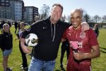 Utrecht 27 maart 2022
Bij voetbalclub DHSC in Utrecht wordt een dag georganiseerd waar geld opgehaald wordt voor Ukraine. Wesley Sneijder Mart Hoogkamer Evgeniy Levchenko Djarno Hofland Juvat Westendorp Koen Weijland Noa Zeeuw Glenn Helder ea spelen oa mee. Glen Helder en Edward v Cuilenborg