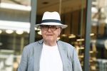 Amsterdam 1 september 2022
Harry Mens met hoed op op de pc hooftstraat