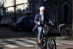 Amsterdam 19 maart 2022
Huub Stapel op de fiets in Amsterdam zuid.
