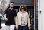 Amsterdam 16 maart 2022
Karin de Rooij met haar zoon Nigel op de cornelis schuytstraat