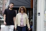 Amsterdam 16 maart 2022
Karin de Rooij met haar zoon Nigel op de cornelis schuytstraat