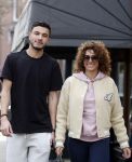 Amsterdam 16 maart 2022
Karin de Rooij met haar zoon Nigel op de cornelis schuytstraat