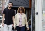 Amsterdam 16 maart 2022
Karin de Rooij met haar zoon Nigel op de cornelis schuytstraat