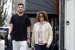 Amsterdam 16 maart 2022
Karin de Rooij met haar zoon Nigel op de cornelis schuytstraat
