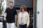 Amsterdam 16 maart 2022
Karin de Rooij met haar zoon Nigel op de cornelis schuytstraat