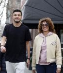 Amsterdam 16 maart 2022
Karin de Rooij met haar zoon Nigel op de cornelis schuytstraat