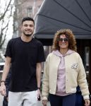 Amsterdam 16 maart 2022
Karin de Rooij met haar zoon Nigel op de cornelis schuytstraat