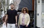 Amsterdam 16 maart 2022
Karin de Rooij met haar zoon Nigel op de cornelis schuytstraat