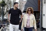 Amsterdam 16 maart 2022
Karin de Rooij met haar zoon Nigel op de cornelis schuytstraat