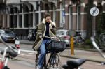 Amsterdam 16 maart 2022
Kim v Kooten op de fiets in Amsterdam zuid