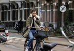 Amsterdam 16 maart 2022
Kim v Kooten op de fiets in Amsterdam zuid