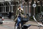 Amsterdam 16 maart 2022
Kim v Kooten op de fiets in Amsterdam zuid