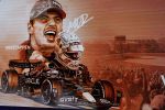 Hilversum 26 augustus 2022
Perspresentatie Viaplay met oa Amber Brantsen Christijan Albers Giedo v d Garde Sebastiaan Bleekemolen en Allard Kalff. Kunstwerk Max Verstappen in Viaplay studio