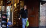Amsterdam 19 maart 2022
Maarten Spanjer doet boodschappen op de cornelis schuytstraat