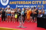 Amsterdam 28 augustus 2022
ALS Cityswim door de grachten van Amsterdam . Mari Carmen Oudendijk zwemt voor en met haar broer Carlos die aan ALS lijdt.