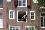Amsterdam 1 augustus 2022
Het nieuwe huis van prinses Amalia wordt helemaal verbouwd . Er zijn nu ook veiligheids camera's opgehangen . Grachtenpand.